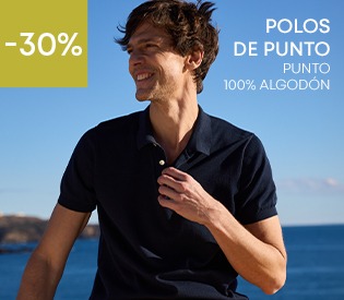 Hombre con polo azul marino