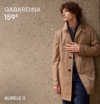 Hombre con trench beige ligero