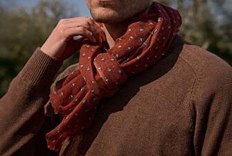 Bufanda de lana rojo ladrillo con motivo beige para hombre