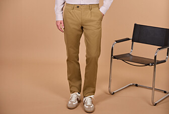 Pantalón chino hombre camel oscuro con pinza - KAYNAN