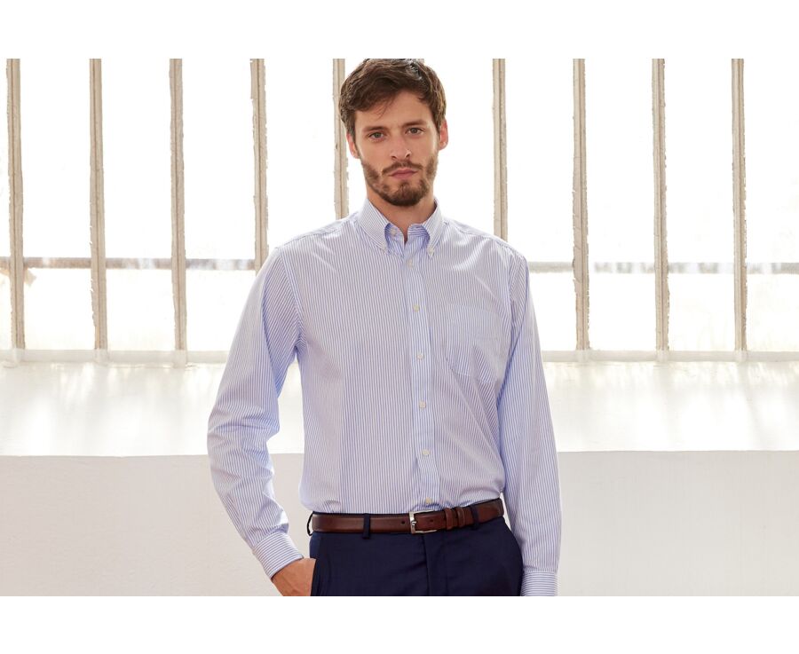 Camisa blanca de rayas azules con bolsillo en el pecho - BRODERICK