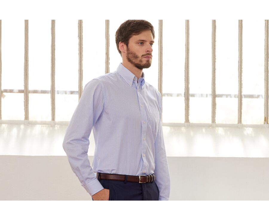 Camisa blanca de rayas azules con bolsillo en el pecho - BRODERICK