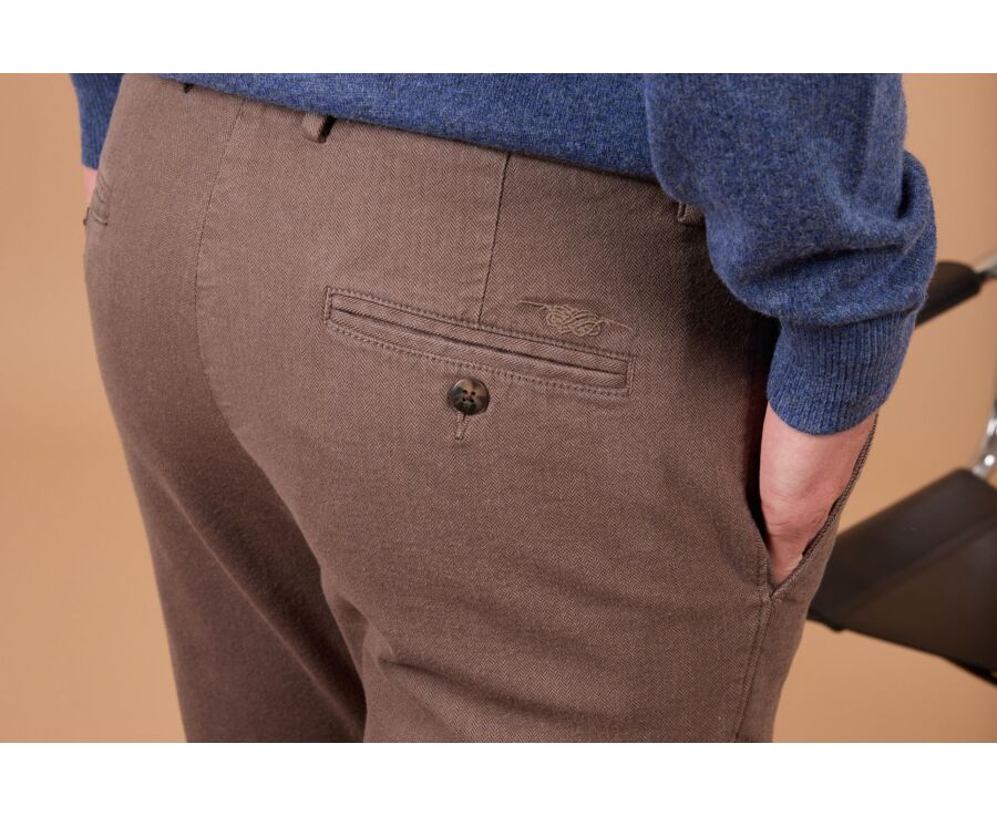 Pantalón chino hombre a espiga marrón - KENYON