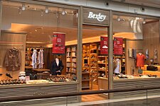 Fachada de la tienda Bexley en Les Terrasses du Port, Marsella, con escaparate elegante de calzado y ropa.