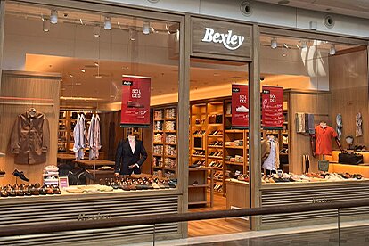 Fachada de la tienda Bexley en Les Terrasses du Port, Marsella, con escaparate elegante de calzado y ropa.