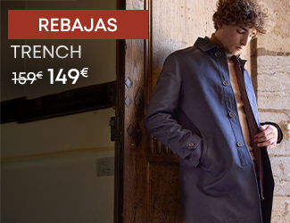 Hombre con gabardina azul marino