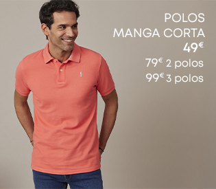 Hombre vistiendo un polo beige de manga corta