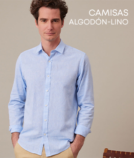 Hombre con camisa azul claro de algodón-lino