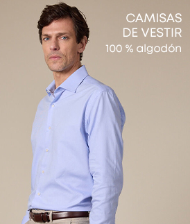 Hombre con camisa formal azul claro algodón