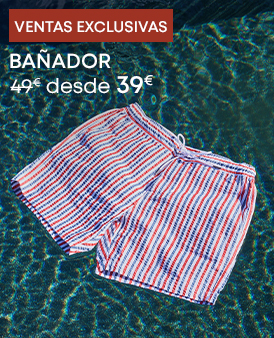 Bañador a rayas flotando en el agua