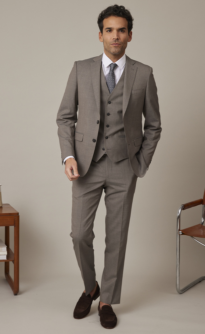 Los trajes deals