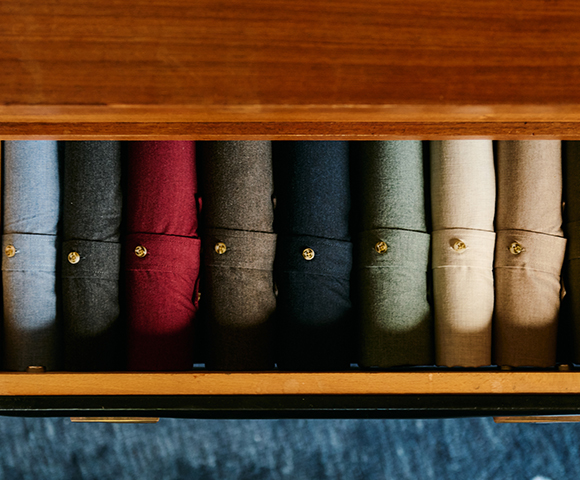 Camisas colgadas en percha