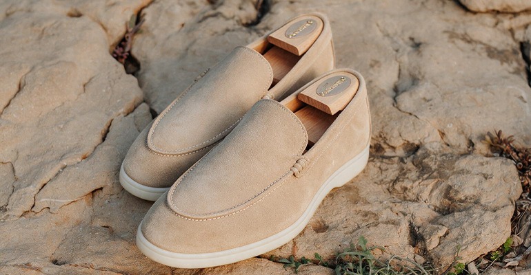 Mocasines hombre en ante beige con suela clara
