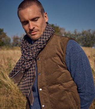 Men's brown woolen scarf with navy pattern
