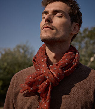 Men's brick red woolen scarf with beige pattern
