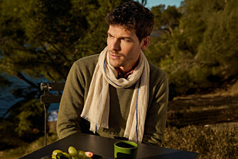 Men’s Linen and Cotton Scarf - Beige Chambray with Navy Trim