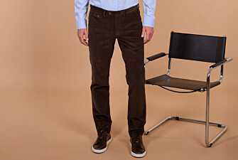 Men's dark chocolate needlecord chino trousers - NOLAS