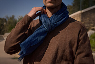 Men's navy woolen scarf with black pattern