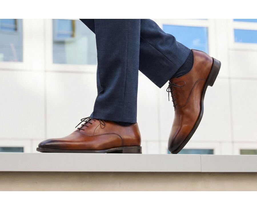 Men’s gold patinated Oxford shoes, sleek silhouette - DUKESTOWN