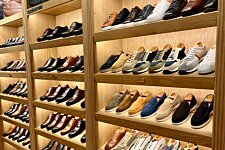 Display of Bexley leather shoes and sneakers – Bilbao store