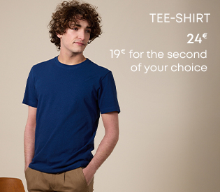 Man wearing a plain navy blue t-shirt