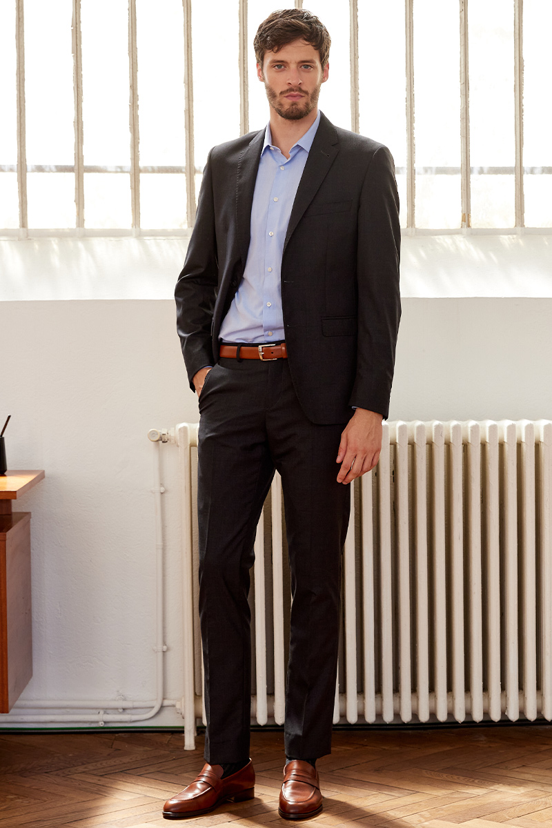 Discreet men's elegance in anthracite.