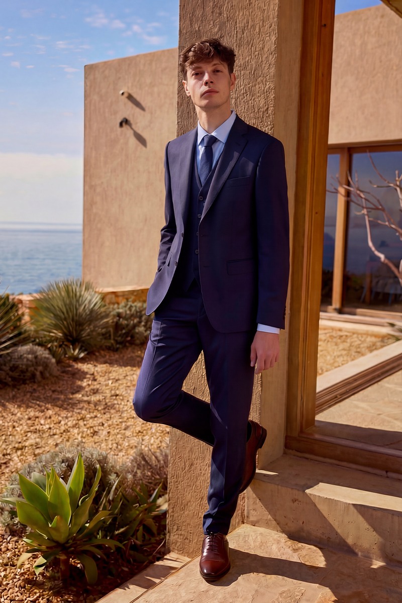Three-piece chic suit, intense and modern navy blue