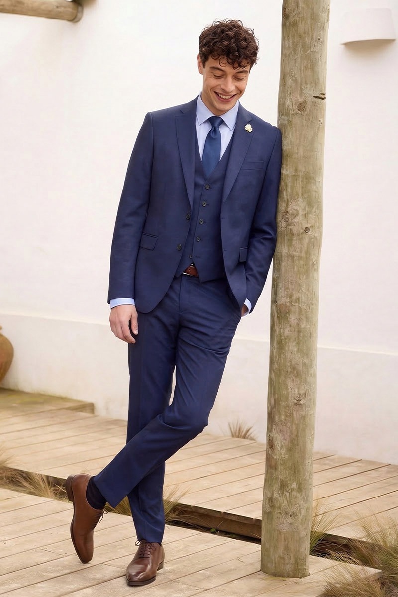 Three-piece chic suit, intense and modern navy blue