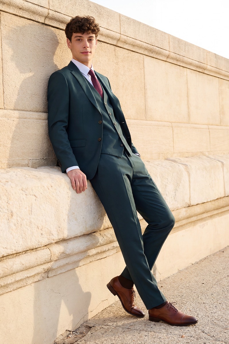 Three-piece wedding suit, bottle green and refined.
