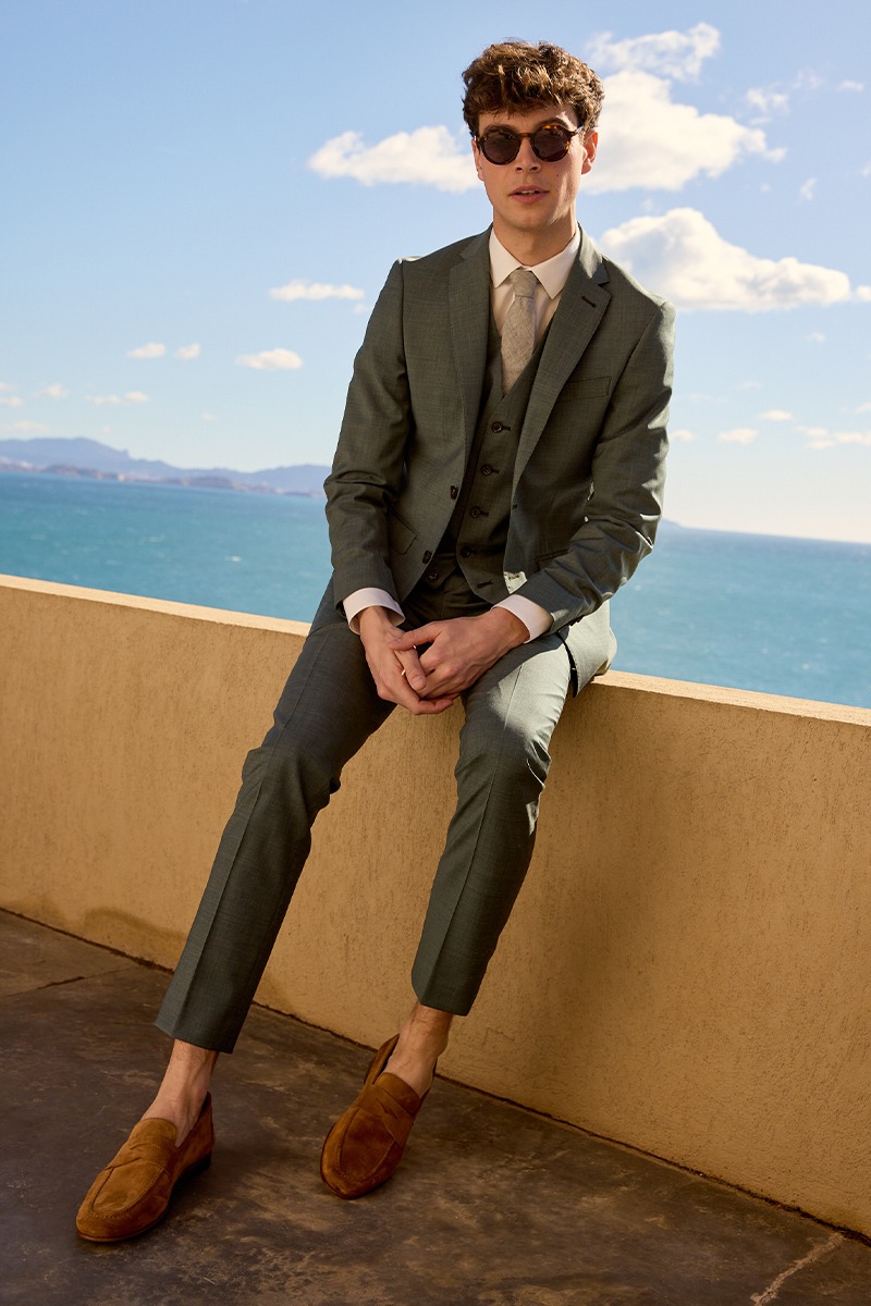 Three-piece wedding suit, refinement and modernity