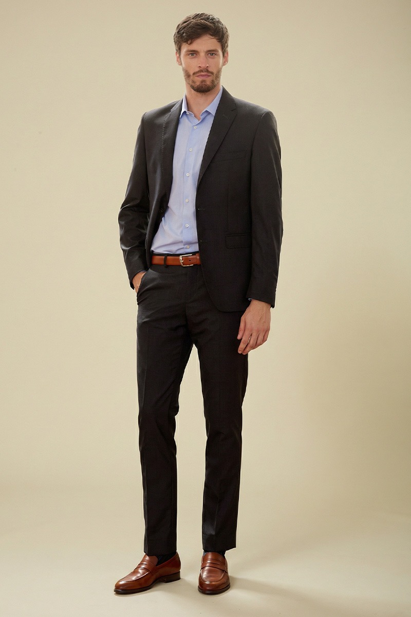 Discreet men's elegance in anthracite